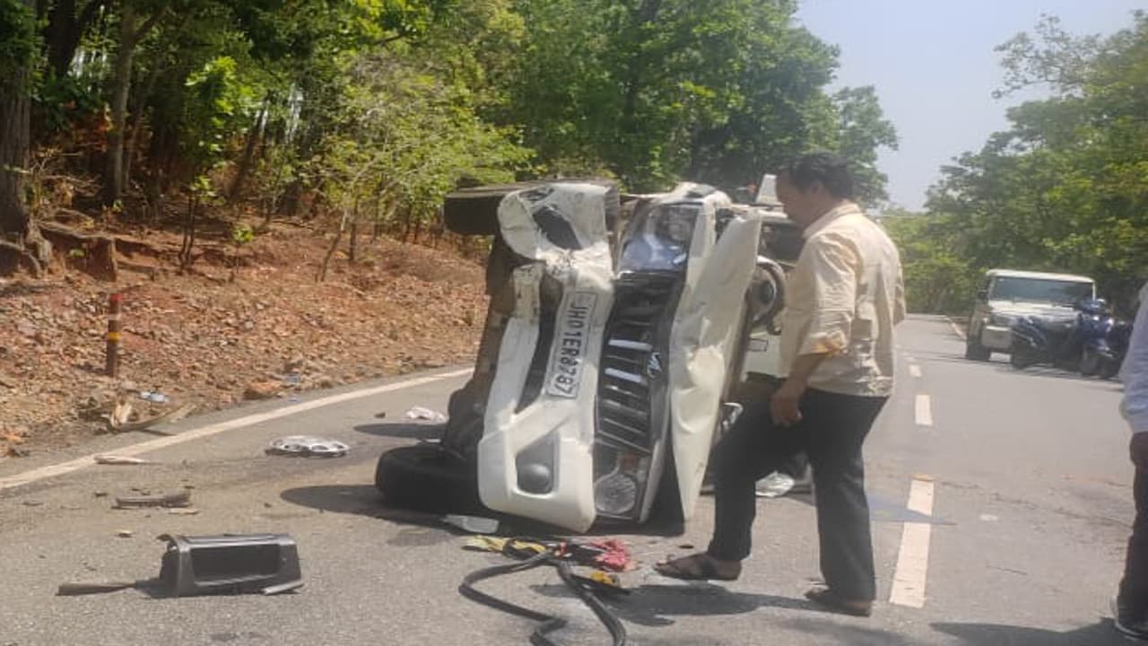 Jharkhand news: गुमला के नेतरहाट घाटी में दो वाहनों के बीच जोरदार टक्कर, दो की मौत, तीन घायल