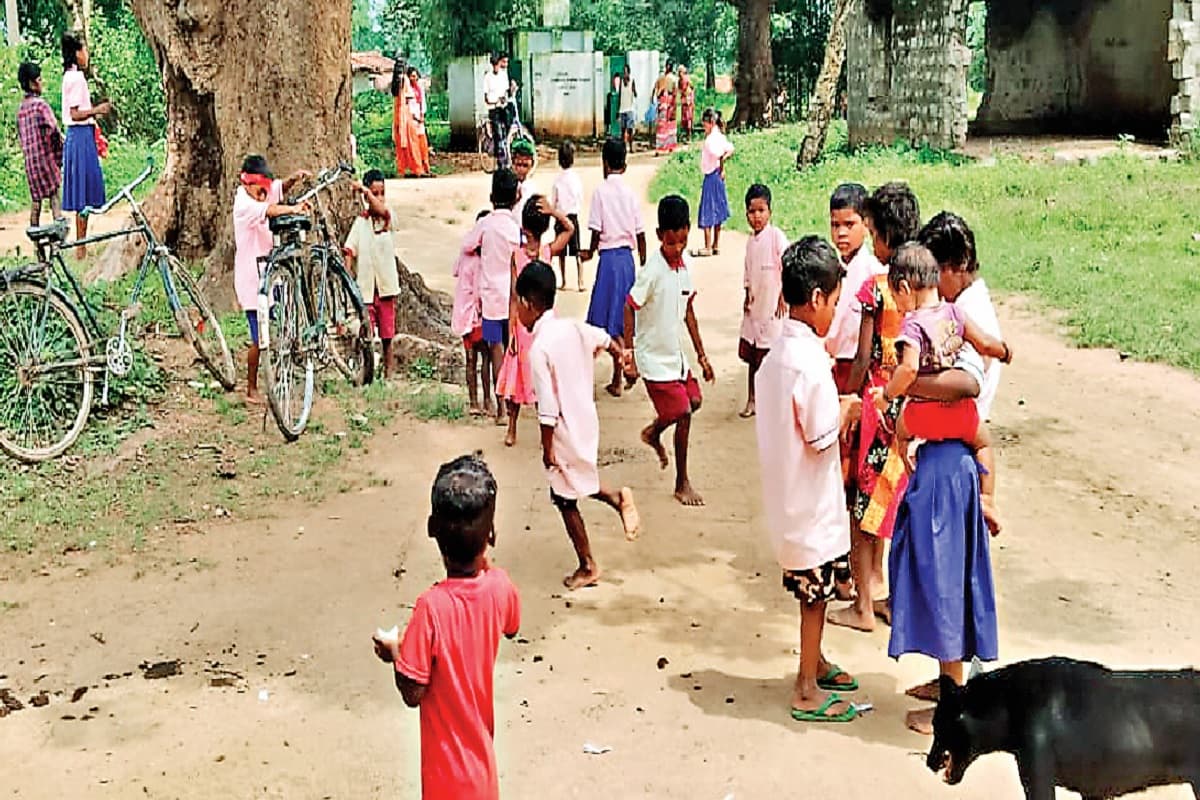 उग्रवादियों की धमकी के बाद शिक्षक ने बंद किया स्कूल आना, बच्चों की पढ़ाई बाधित, ग्रामीणों ने लगाया गंभीर आरोप