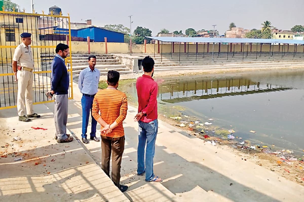 गुमला एसडीओ ने छठ तालाबों का किया निरीक्षण, सफाई का निर्देश दिया