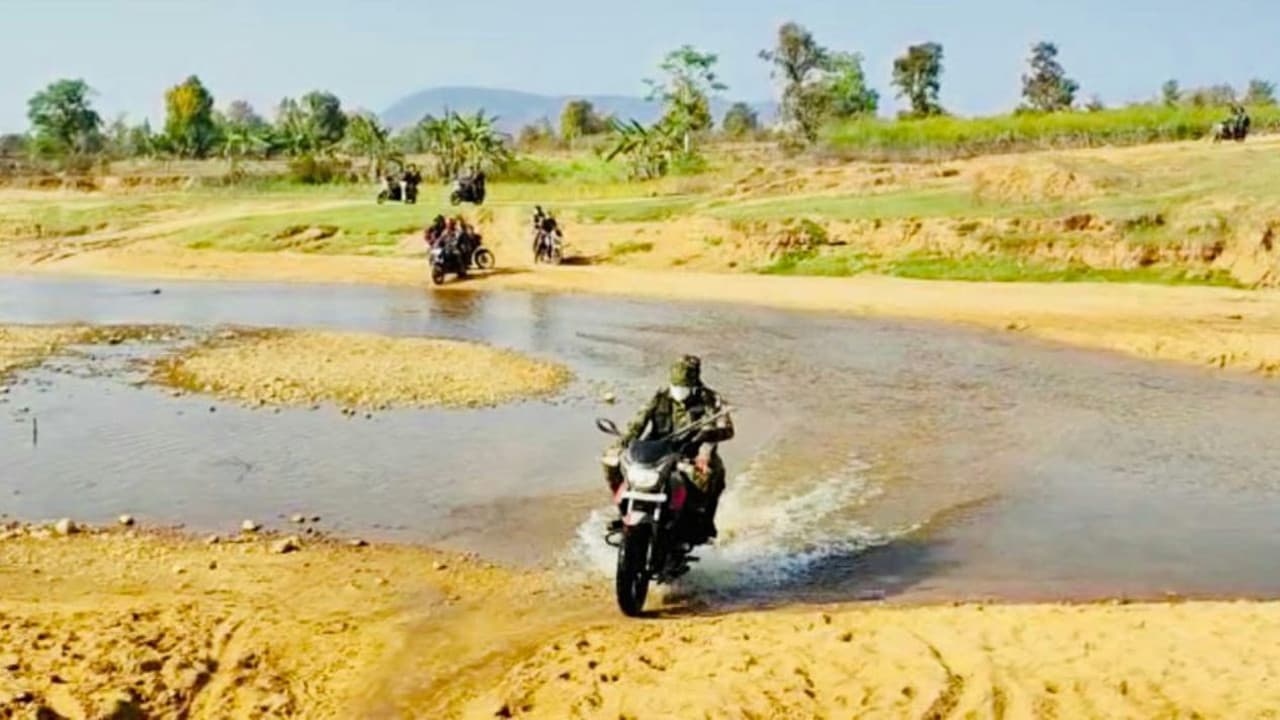 लोहरदगा के बुलबुल जंगल से भागे नक्सलियों की अब खैर नहीं, गुमला एसपी ने दी चेतावनी- सरेंडर करे या फिर मरे