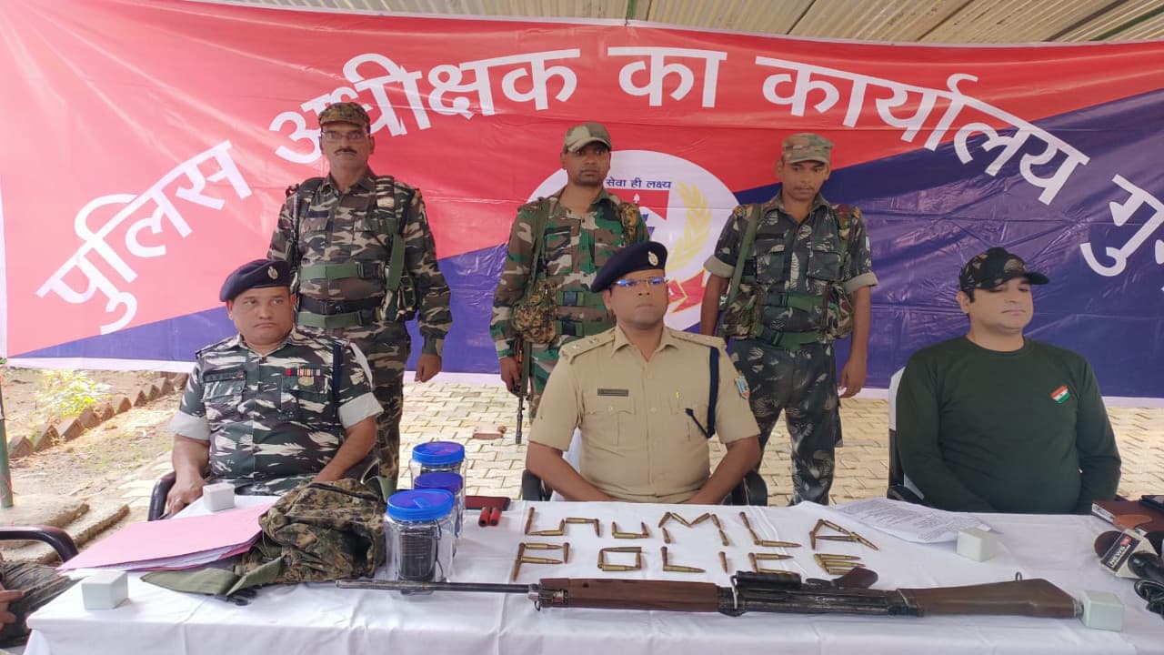 Jharkhand News: पेड़ की खोह में छिपाकर रखे नक्सलियों के हथियार और गोला-बारूद गुमला पुलिस ने किया बरामद