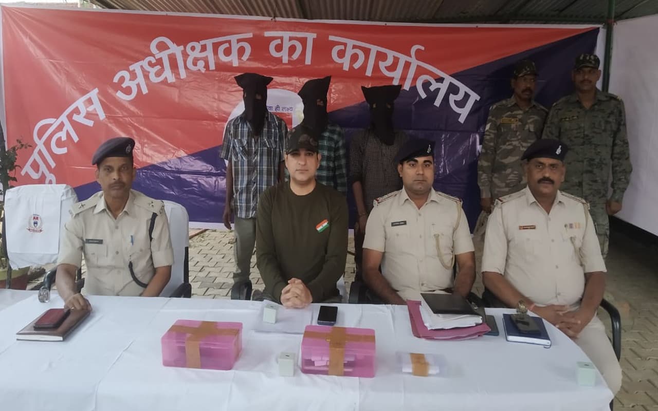 झारखंड : गुमला में 3 पीएलएफआई नक्सली को पुलिस ने किया गिरफ्तार, देसी कट्टा समेत कई सामान बरामद
