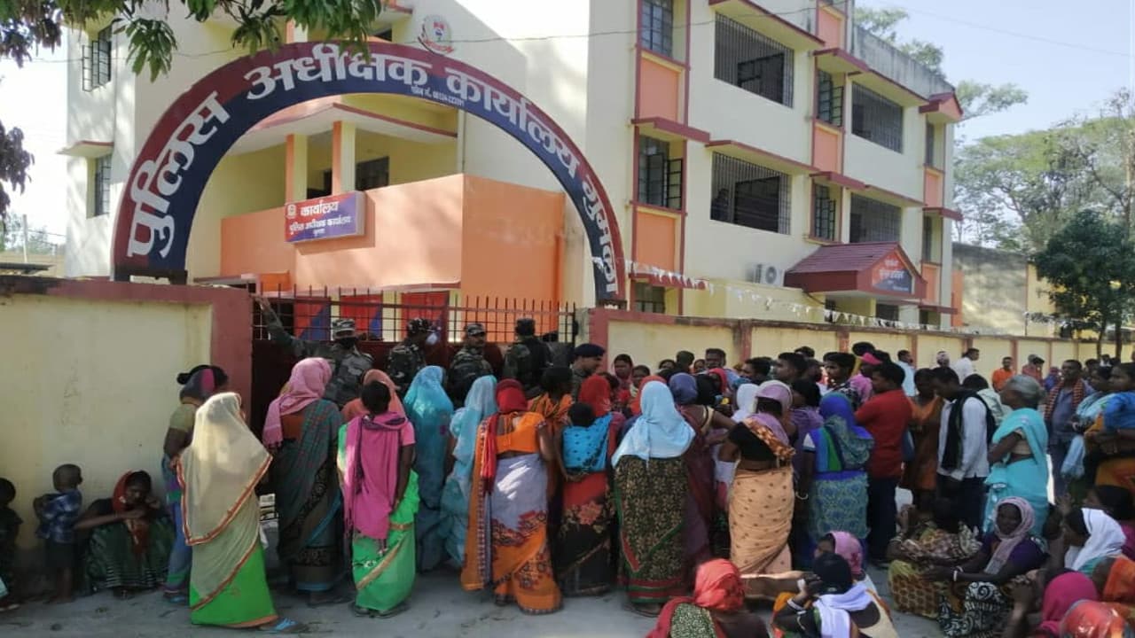 Jharkhand news: भू-माफिया और पुलिस के खिलाफ ग्रामीणों का फूटा गुस्सा, गुमला एसपी ऑफिस का किया घेराव