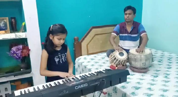 Coronavirus In Jharkhand : झारखंड में मिनी लॉकडाउन में जब स्कूल हैं बंद, तो ऑनलाइन क्लास के साथ ऐसे निखर रही है स्कूली बच्चों की प्रतिभा