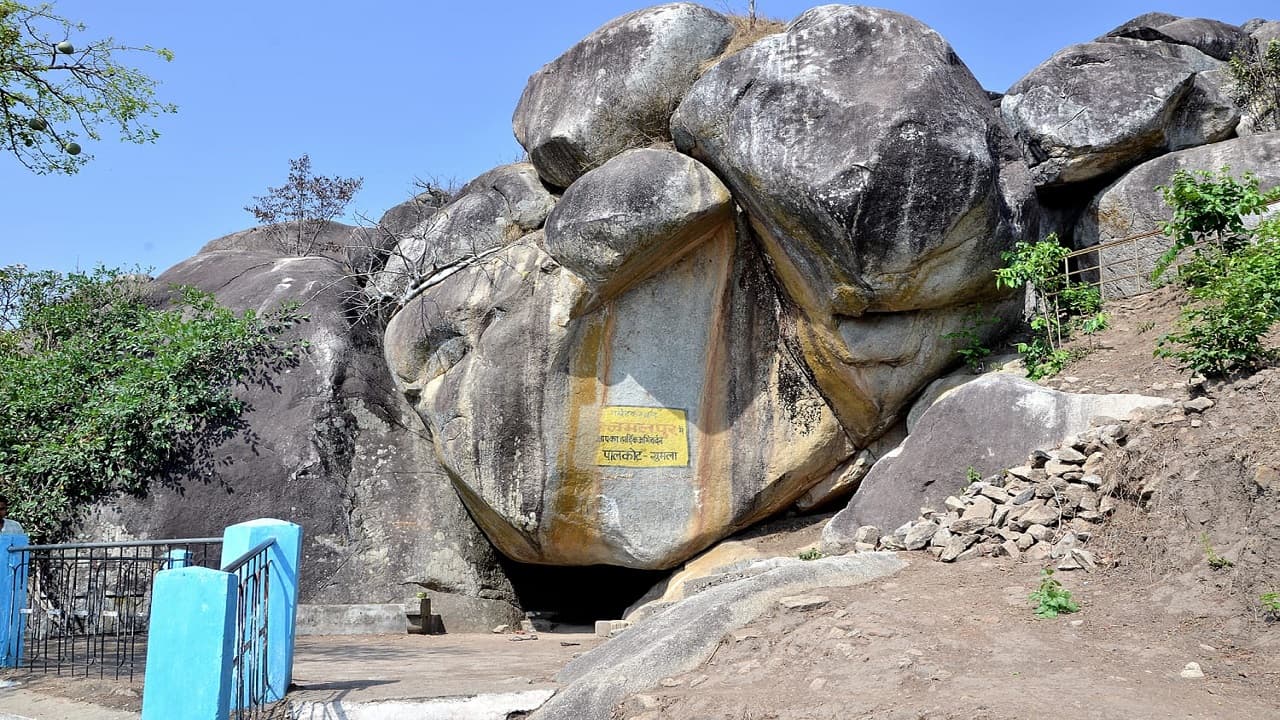 Jharkhand News: नये साल में पिकनिक मनाने आइए पंपापुर,पर्यटकों का मन मोहते हैं सुग्रीव गुफा व गोबर सिल्ली पहाड़