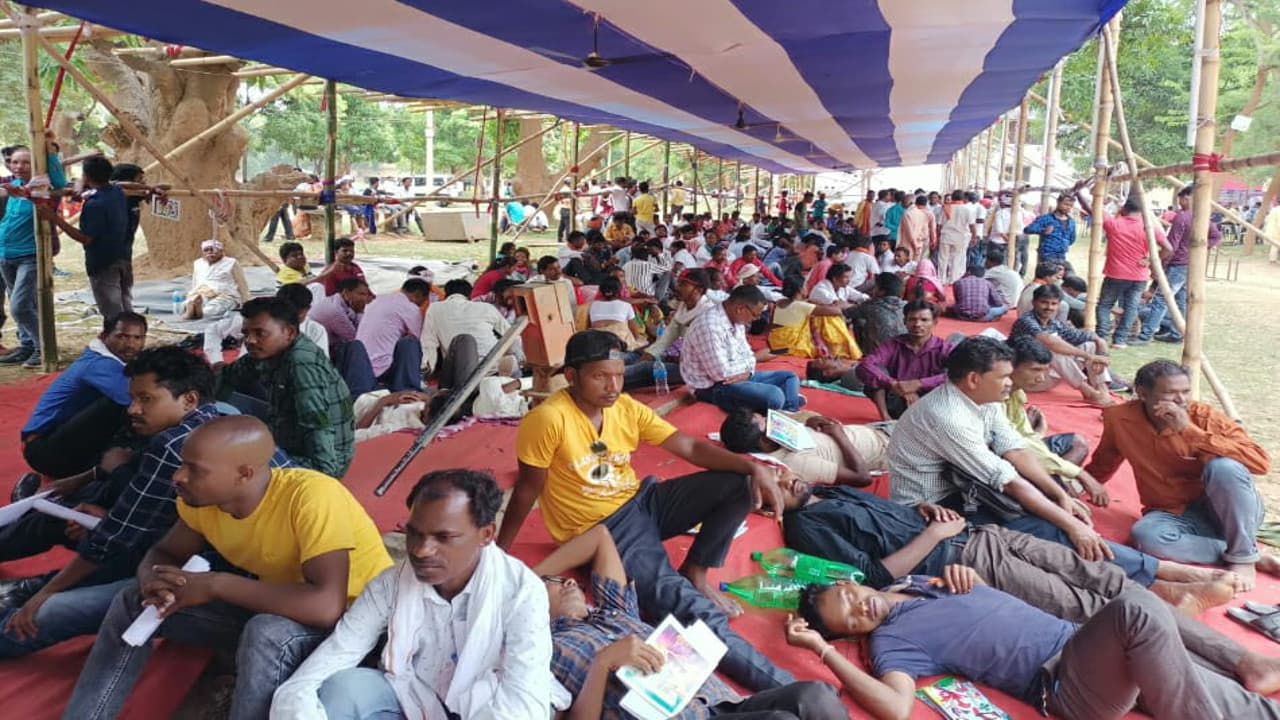 गुमला में वोटों की धीमी गिनती से कई प्रत्याशी मायूस, कोई टेंट तो कोई पेड़ के नीचे बीता रहे समय