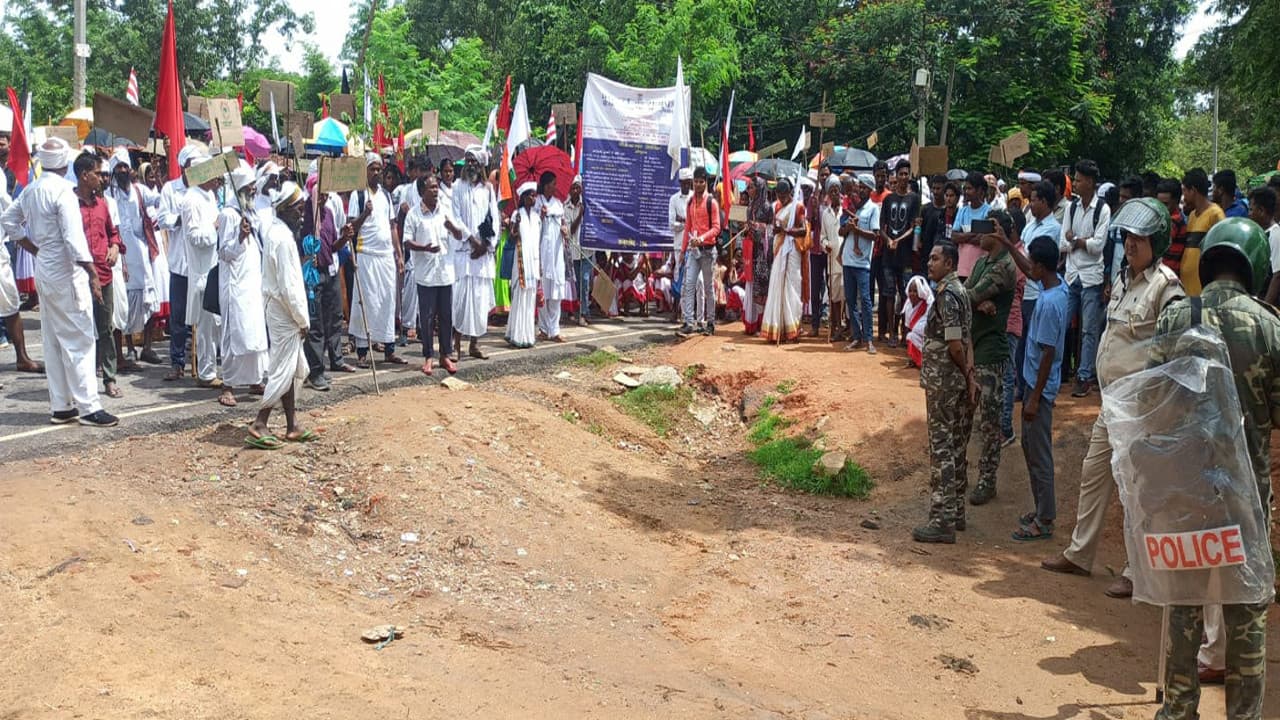 Jharkhand News: जमीन नहीं मिलने से नाराज टाना भगत उतरे सड़क पर, गुमला-लोहरदगा मार्ग रहा घंटों जाम