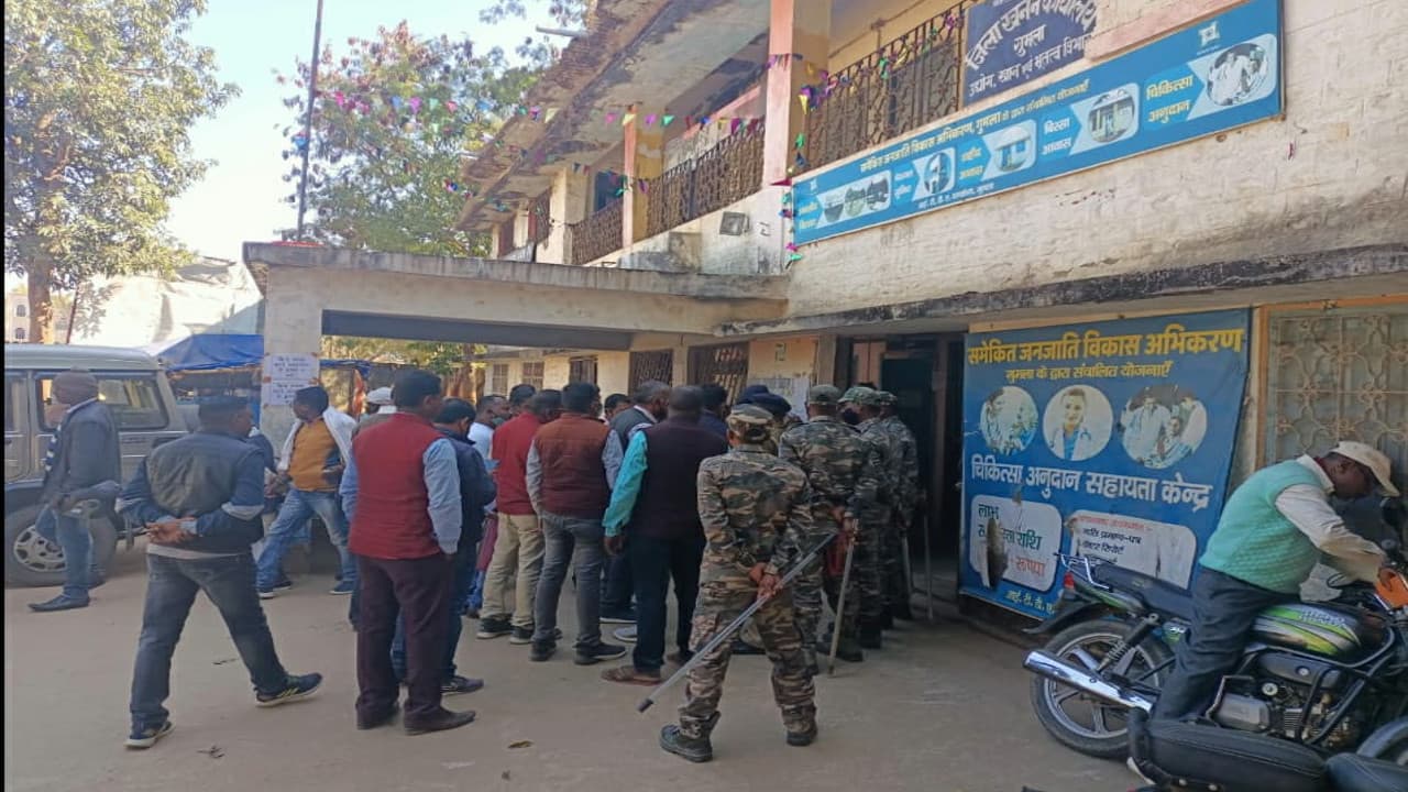 DDC ऑफिस के सामने ठेका मैनेज को लेकर विवाद, ठेकेदारों में हुई धक्का-मुक्की, घंटों चला हाई-वोल्टेज ड्रामा