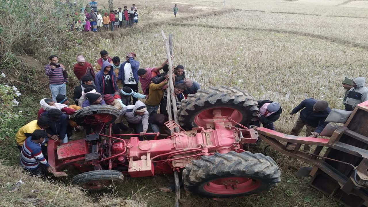 गुमला के टांगरटोली में ट्रैक्टर पलटने से दबकर ड्राइवर और मजदूर की मौत, गरीबी के कारण पढ़ाई छोड़ करते थे मजदूरी