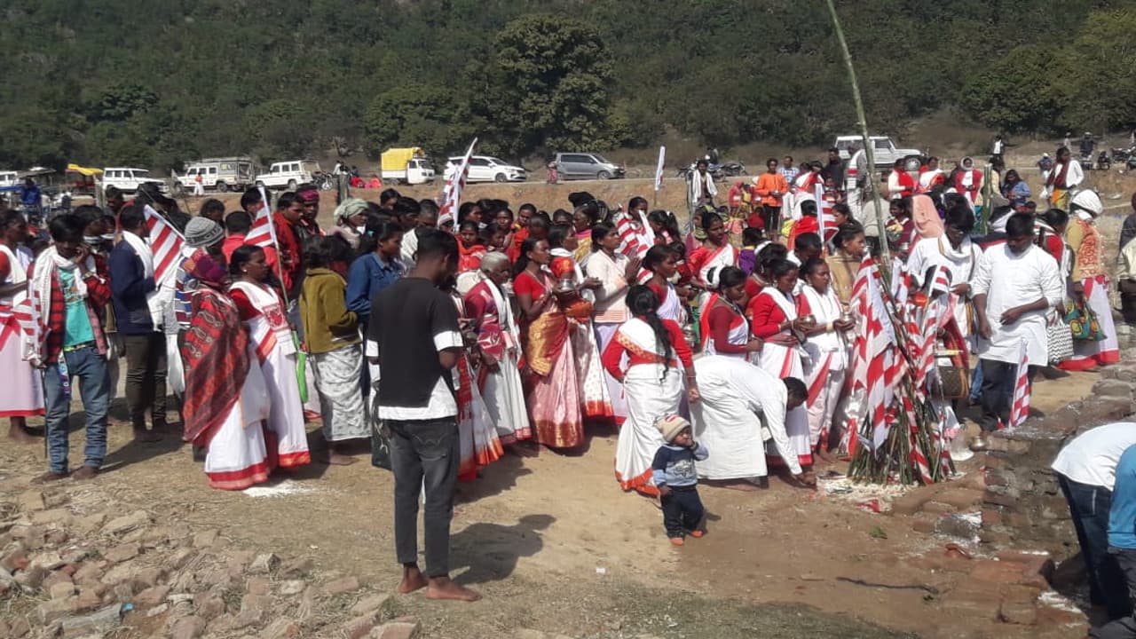 आदिवासी समुदाय के पवित्र स्थल ककड़ोलता में उमड़ी भीड़, नेपाल समेत अन्य राज्यों के धर्म अगुवा हुए शामिल