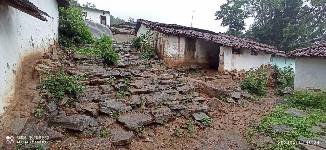 कोरोना मुक्त ऊंचडीह गांव से छंट रहे नक्सलवाद के बादल, तो ग्रामीणों में बढ़ी विकास की छटपटाहट, जल संकट से जूझ रहे ग्रामीण