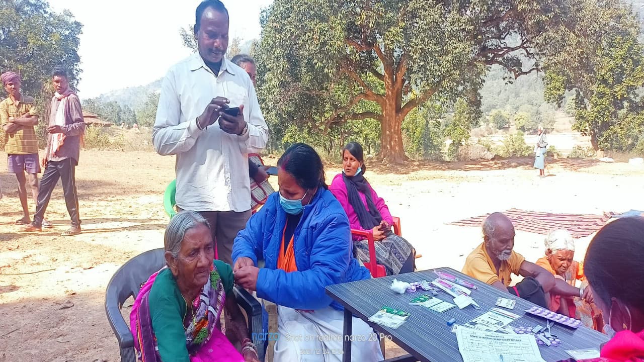 Corona vaccination news: गुमला के दूर-दराज गांव पहुंच रही वैक्सीनेशन टीम, असुर जनजाति के लोगों को लगा टीका