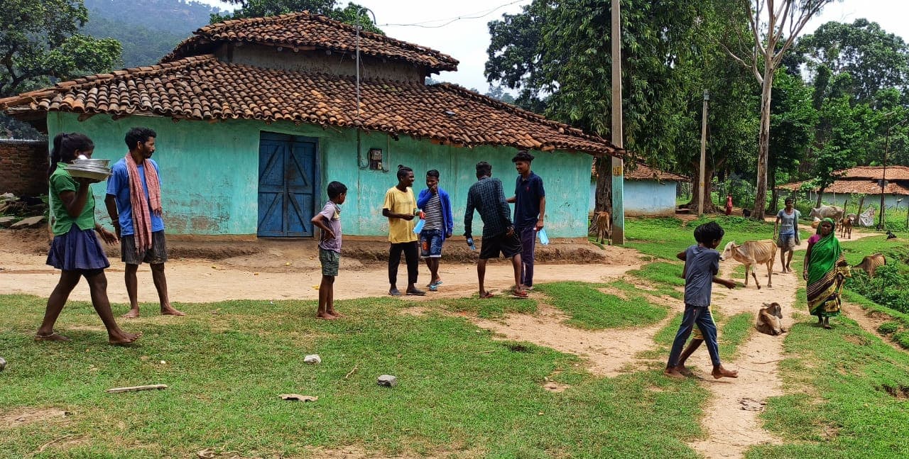 नक्सलियों के गढ़ गोसाइकोना में सात दशक बाद बिखरी विकास की रोशनी, अब बिजली की रोशनी में पढ़ रहे बच्चे