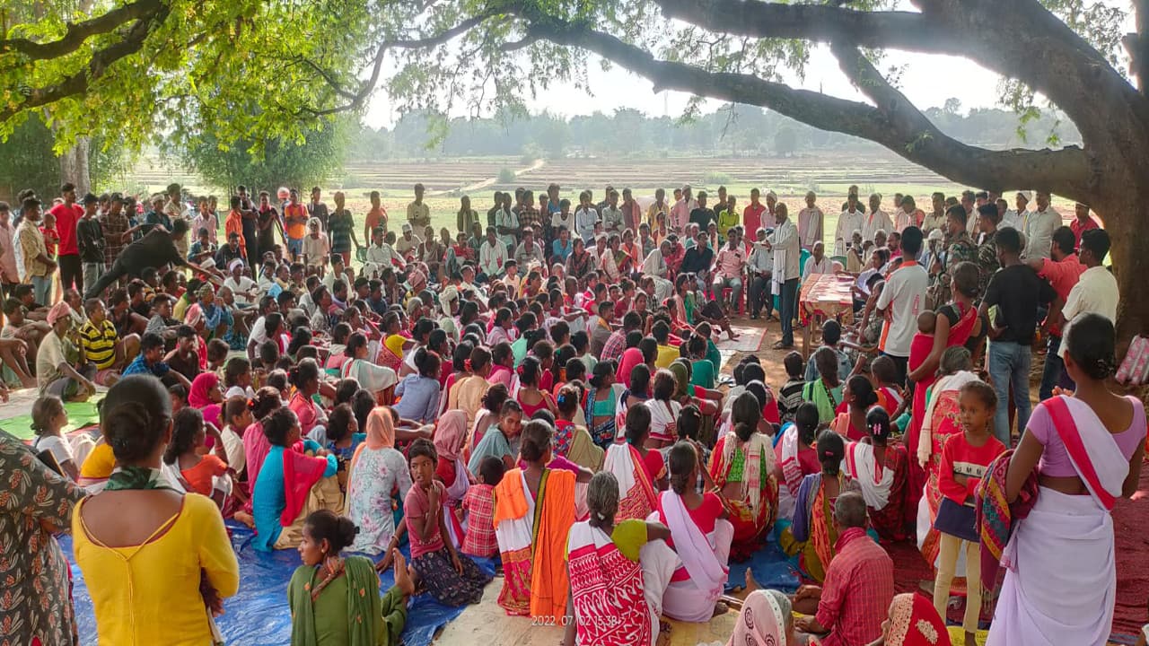 गुमला के सिसई में दो परिवारों ने बदला धर्म, ग्रामीणों ने सामाजिक बहिष्कार कर उनके घरों में की तालाबंदी