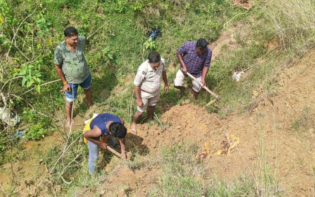 Jharkhand Crime News: गुमला में महिला की हत्या कर शव को नहर में दफनाया, पुलिस ने किया बरामद