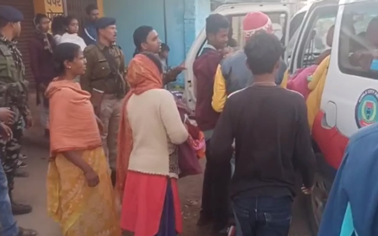 Jharkhand Crime News: गुमला शहर में घर में घुसकर महिला को मारी गोली, रिम्स रेफर