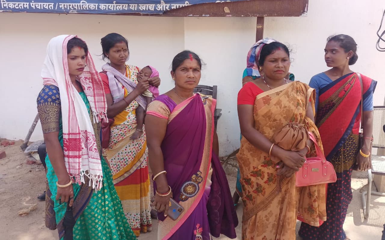 गुमला में साबुन फैक्ट्री लगाने के नाम पर 12 महिलाओं से 3 लाख की ठगी, बैंक से लोन निकलवाने के बाद हुआ गायब गुमला में साबुन फैक्ट्री लगाने के नाम पर 12 महिलाओं से 3 लाख की ठगी, बैंक से लोन निकलवाने के बाद हुआ गायब