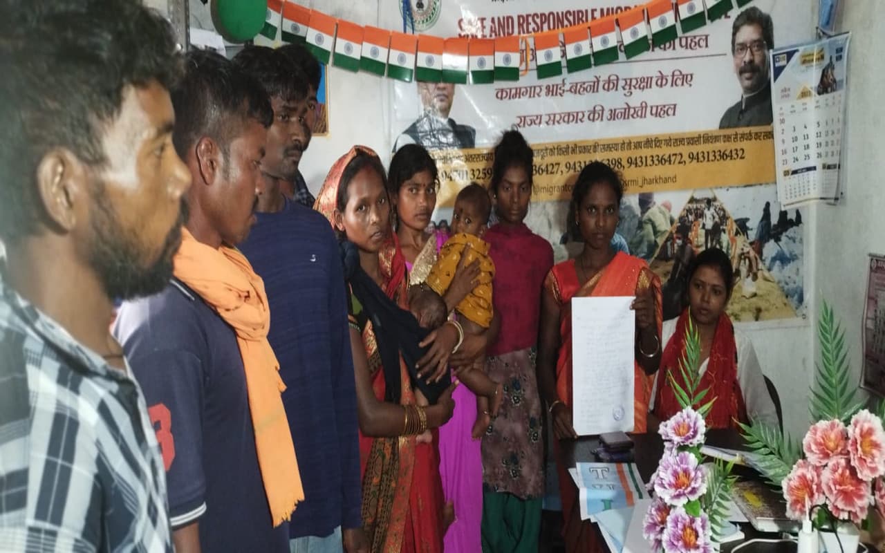 झारखंड : राजस्थान में कमाने गये गुमला के नौ मजदूरों का लाखों का बकाया, इलाज के अभाव में एक की मौत