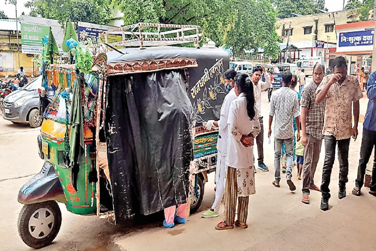 गुमला में नर्सों ने टेंपो में ही कराया महिला का प्रसव, जच्चा-बच्चा सुरक्षित