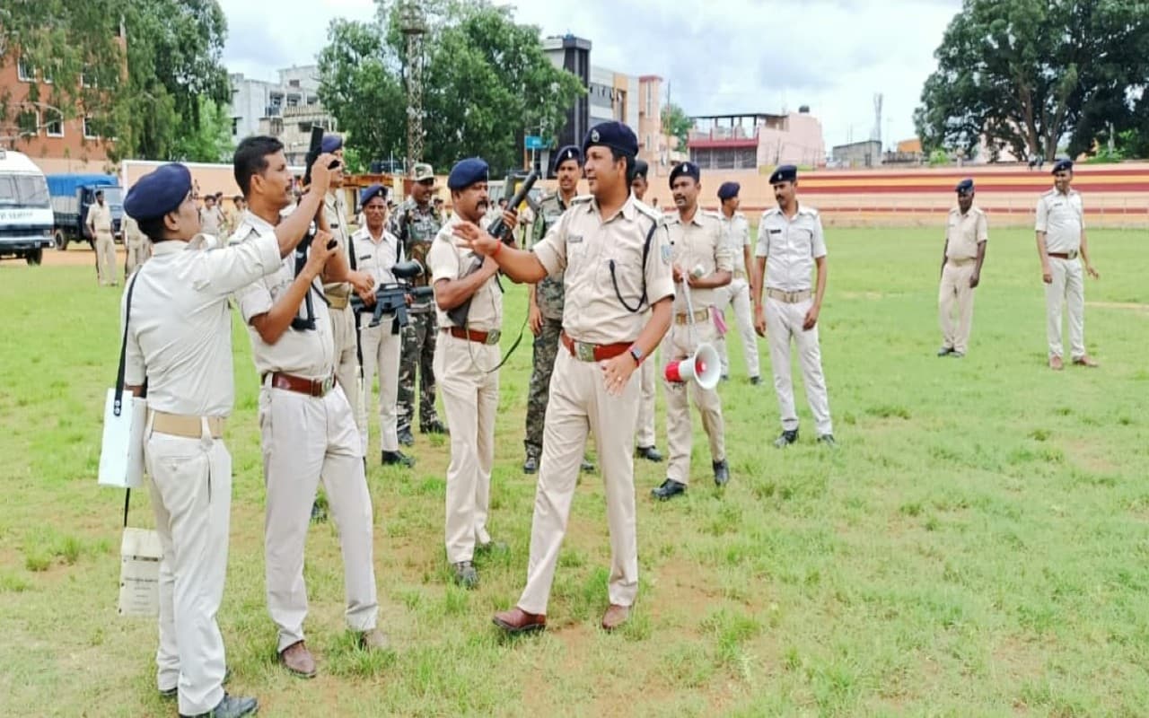 Jharkhand News: मुहर्रम को लेकर अलर्ट मोड में गुमला पुलिस, उपद्रवियों से निपटने के लिए किया मॉक ड्रिल