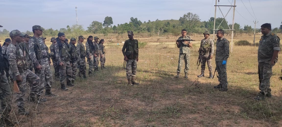 नक्सलियों की तलाश में एसपी ने जंगलों-पहाड़ों की छानी खाक, पीएलएफआई सुप्रीमो दिनेश गोप को हथियार डालने की दी नसीहत