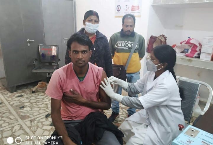 Corona Vaccine News : गुमला नगर परिषद के कर्मियों ने ली कोरोना वैक्सीन, सफाईकर्मी हुआ बेहोश, गाइडलाइंस की अनदेखी पर क्या बोले प्रभारी सीएस