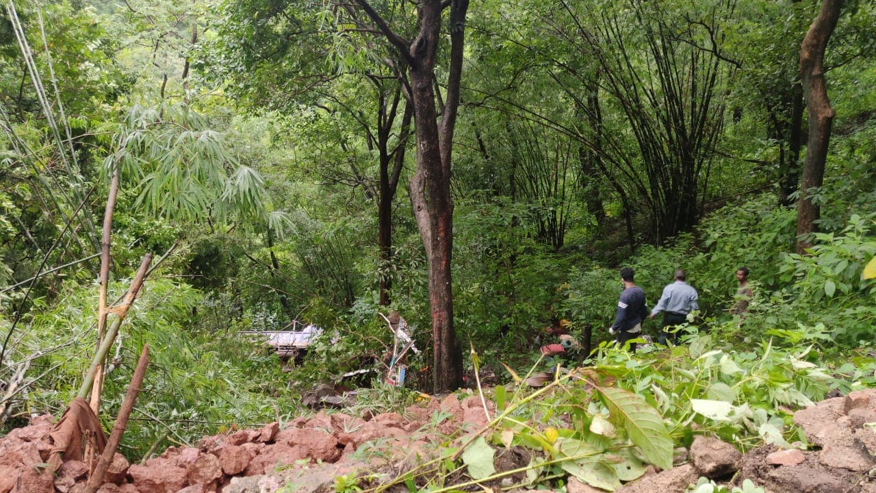 गुमला में बॉक्साइट लदा ट्रक 500 फीट नीचे खाई में गिरा, दो की मौत, पांच घायल