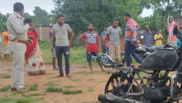 गुमला में अपराधियों ने बाइक समेत युवक को जिंदा जलाया, जांच में जुटी पुलिस