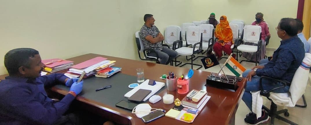 Jharkhand Naxal News : झारखंड के गुमला में इनामी नक्सली लजीम अंसारी के परिवार को एसपी ने दी नसीहत, सरेंडर कराइए, तभी रहेंगे सुरक्षित