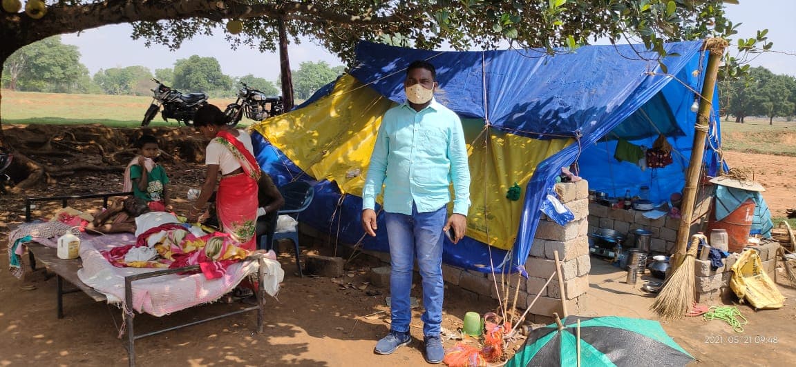 पेड़ के नीचे बीमार पड़े झारखंड आंदोलनकारी पोगो उरांव की माली हालत खराब, गरीब बिटिया ने इलाज के लिए बेच दिए बैल, घर का सपना रह गया अधूरा