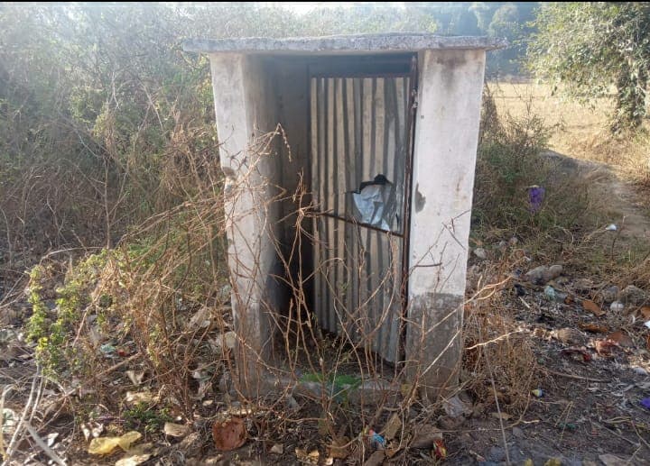 Ground Report : आदिवासी गांव खूंटीटोली के ग्रामीण आज भी खुले में करते हैं शौच, दूषित पानी पीने को हैं मजबूर, नहीं ले रहा कोई सुध
