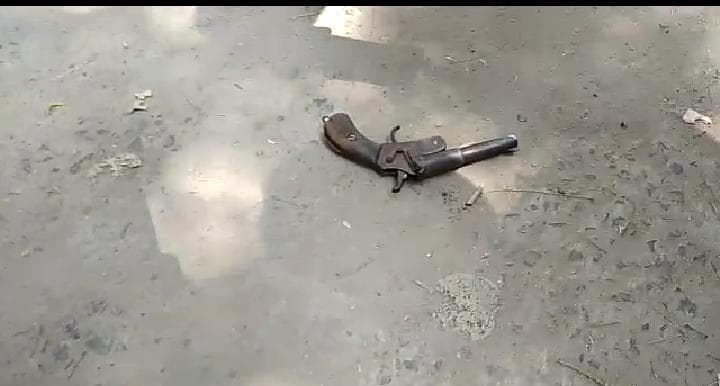 चुनाव से पहले सरपंच पति हथियार के साथ गिरफ्तार, बीते दिनों हुई गोलीबारी की घटना से जोड़कर जांच कर रही पुलिस