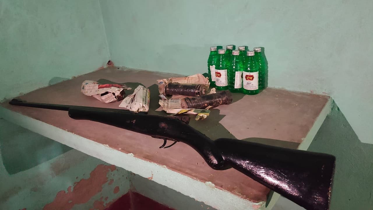 औरंगाबाद के बंद घर में पुलिस ने की छापेमारी, मौके से चार बम, एक रायफल व देसी शराब बरामद