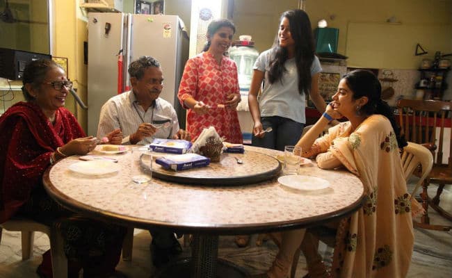 Exclusive: गुंजन सक्सेना और उनके परिवार संग समय बिता रही हैं जाह्नवी कपूर, सामने आईं तसवीरें