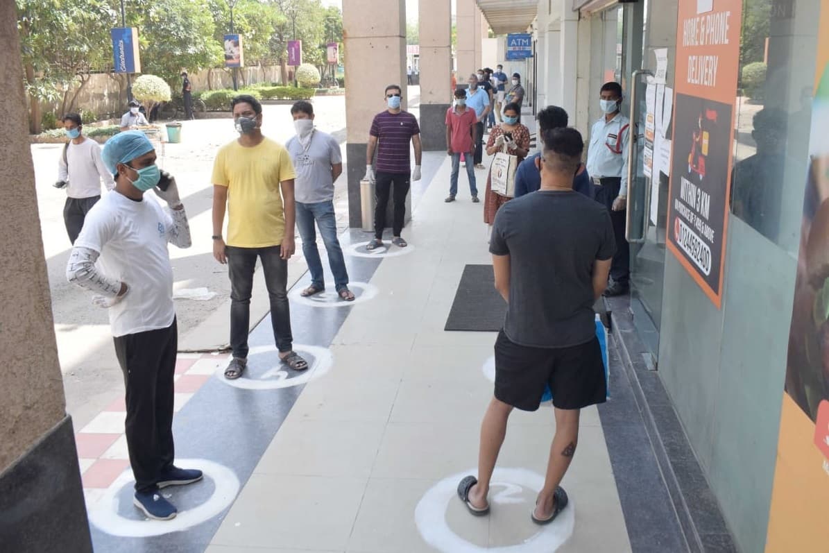 Public Reaction: दुकान खोलने के फैसले पर भड़के लोग कहा- 'सरकार ने जल्दबाजी में लिया फैसला'