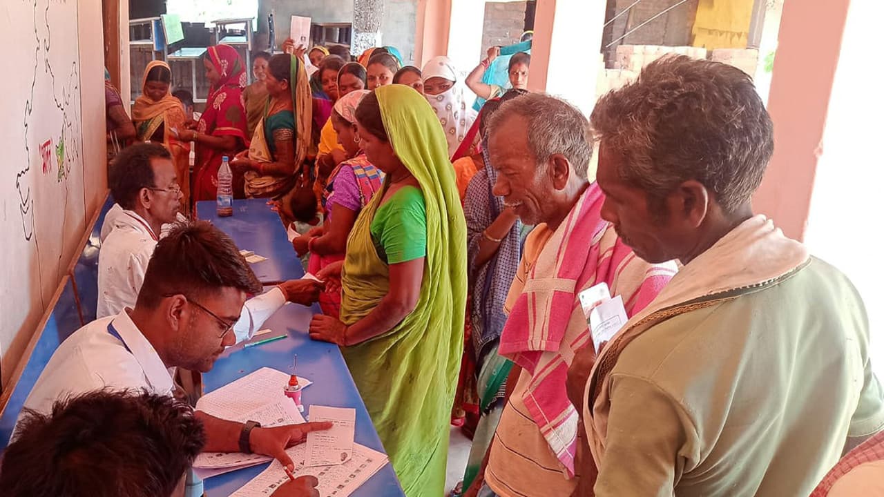 गुमला का गुड़मा गांव, जहां कभी नक्सलियों की बोलती थी तूती, आज ग्रामीणों ने बेखौफ होकर की वोटिंग गुमला का गुड़मा गांव, जहां कभी नक्सलियों की बोलती थी तूती, आज ग्रामीणों ने बेखौफ होकर की वोटिंग