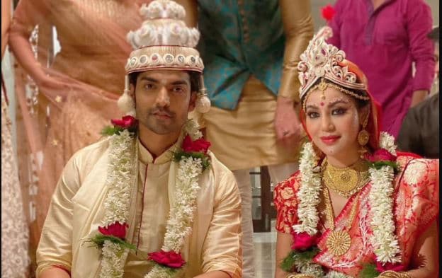 देबिना और गुरमीत चौधरी ने इस वजह से 10 साल बाद दोबारा रचाई शादी! सोशल मीडिया पर वायरल हुई कपल की तसवीरें