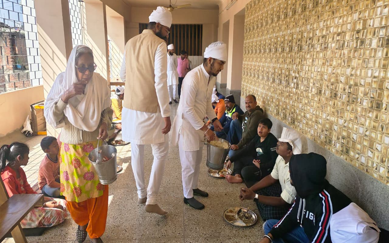 पलामू में 'गुरु के लंगर' में भक्तों की उमड़ी भीड़, झारखंड के पहले स्पीकर इंदर सिंह नामधारी ने कही ये बात