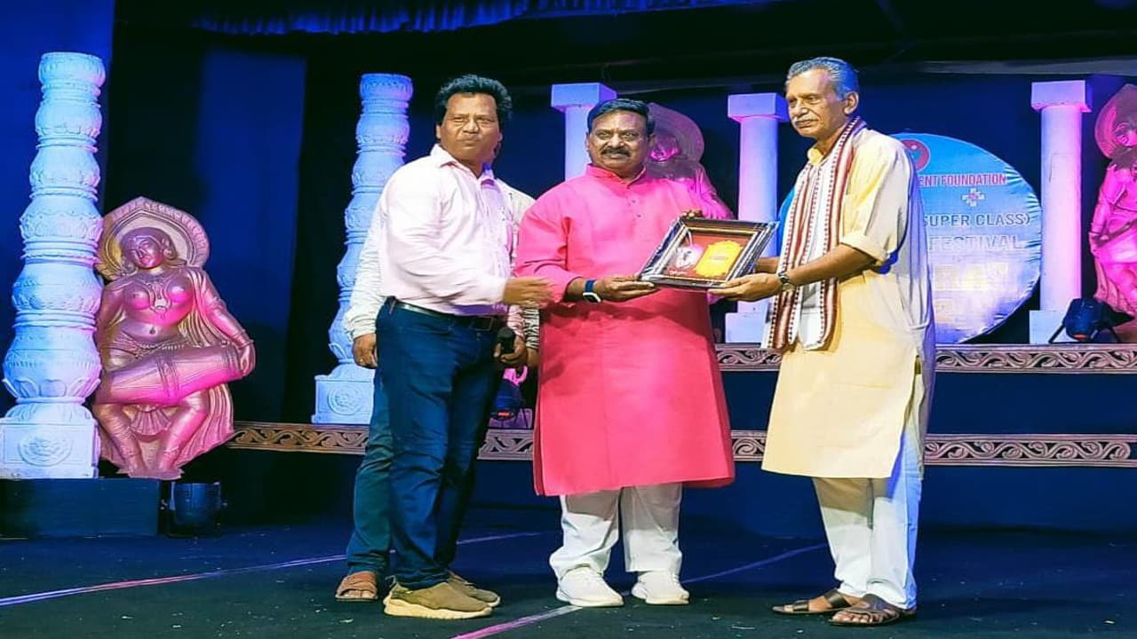 सरायकेला शैली छऊ नृत्य के लिए मुखौटा बनाने वाले गुरु सुशांत महापात्र सम्मानित, ओड़िशा में मिला सम्मान
