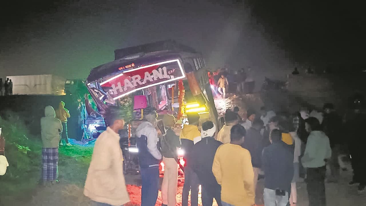 बिहार: गया में बस-हाइवा की टक्कर में धड़ से अलग हो गया स्टाफ का सिर, 2 लोगों की मौत, 40 यात्री जख्मी