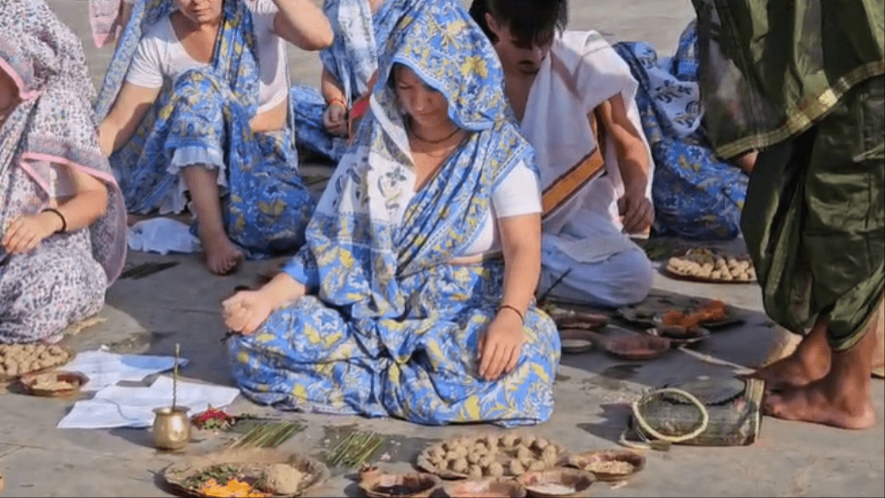 Pitru Paksha: जर्मनी से आये विदेशी मेहमानों ने पितरों के मोक्ष की कामना की,देवघाट पर पिंडदान की देखें तस्वीरें