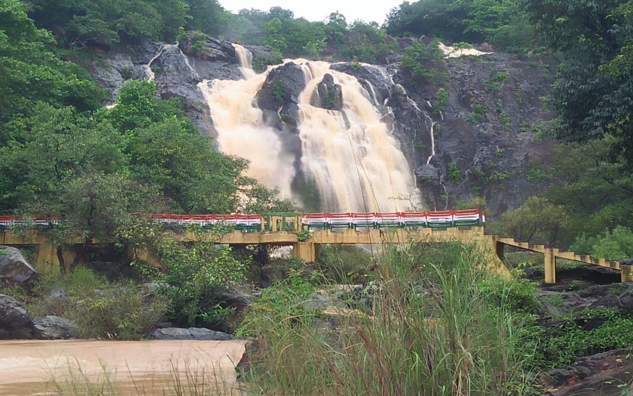 पश्चिमी सिंहभूम में इस जगह पिकनिक मनाने दूर-दूर से आते हैं सैलानी, 300 फीट ऊपर से गिरता है झरने का पानी