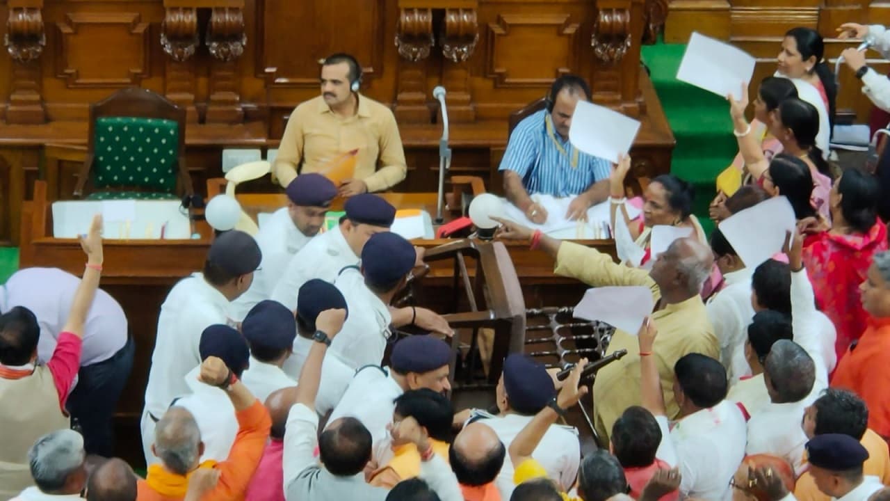 बिहार विधानसभा मानसून सत्र के दूसरे दिन भाजपा ने किया जमकर हंगामा, सदन दो बजे तक स्थगित, देखें तस्वीरें