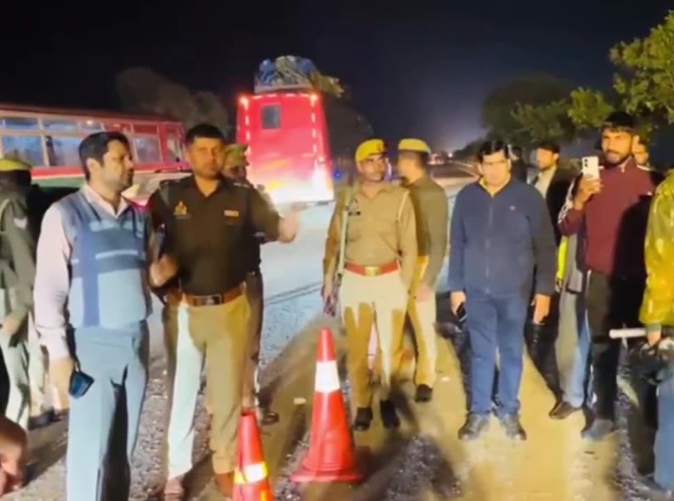 Mathura Accident: यमुना एक्सप्रेसवे पर भीषण हादसा, डबल डेकर बस पलटी, एक बच्चे सहित तीन लोगों की मौत, 12 घायल