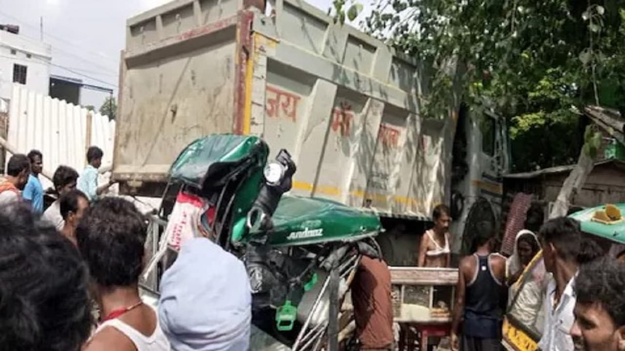 हाजीपुर में लाइन होटल में घुसा तेज रफ्तार ट्रक, चार लोगों की दर्दनाक मौत, एक दर्जन लोग घायल, हालत गंभीर