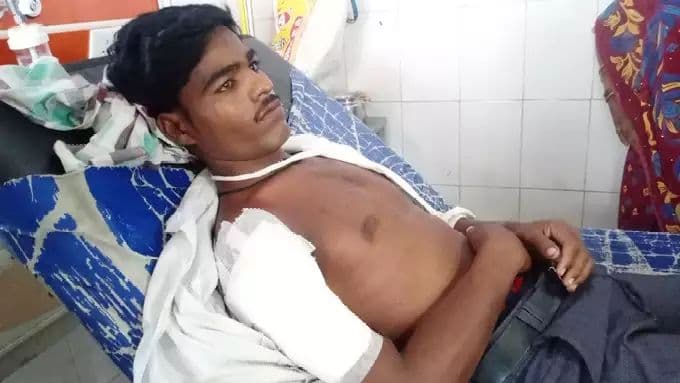 UP News: ललितपुर में कोरोना वैक्सीन लगवाने के बाद युवक की तबीयत बिगड़ी, हाथ-पैर पड़े सुन्न, जानें पूरा मामला