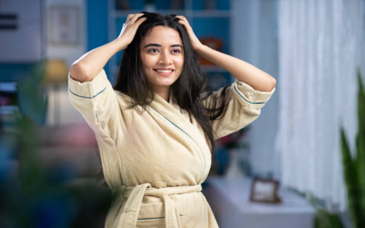 झड़ते और उलझे बालों ने क्या उड़ा दी नींद, डेली हेयर ऑइलिंग करेगा जादुई असर