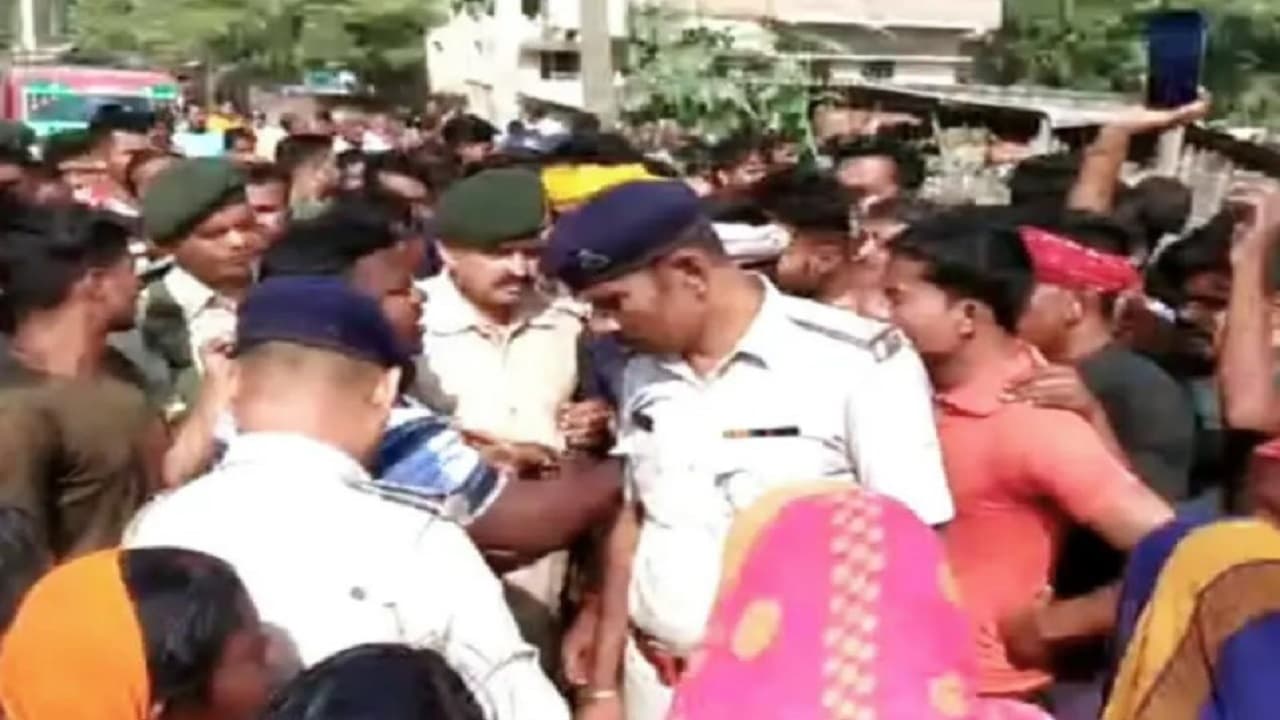 Bihar: हाजीपुर में दबंगों ने रोका रास्ता, नाराज दलितों ने किया हाजीपुर एनएच जाम, जानें पूरा मामला