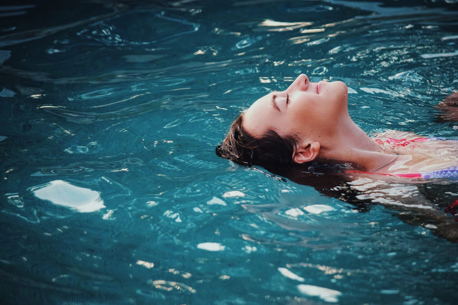 Eyes care tips swimming pool: स्वीमिंग करते समय अपनी आंखों को सुरक्षित कैसे रखें ? जानें बचाव का तरीका