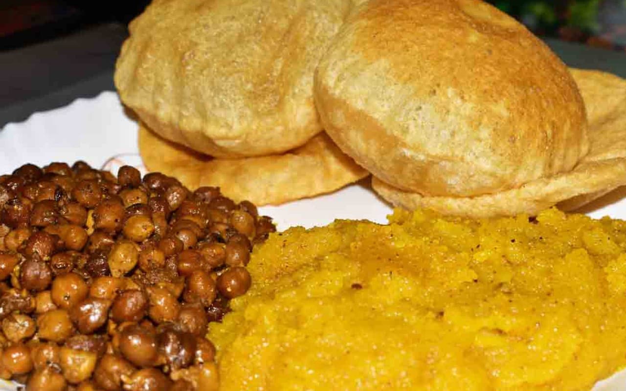 नवरात्रि में कन्या पूजन के लिए अपने हाथों से बनाएं हलवा, पूड़ी और काले चने की सब्जी, जानें आसान रेसिपी